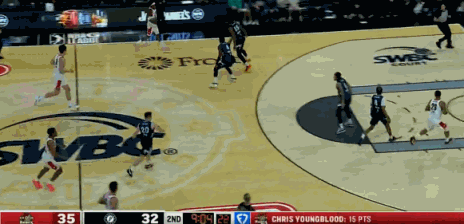 闹着玩呢？杨翰森这球哪走步了？
在今天NBA发展联盟G联赛撕裂之城混音队对阵奥斯