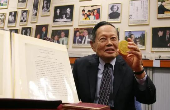 他和费曼一起教过学，霍金在他面前也只能当小弟， 他是最早获得诺贝尔奖的华人，就连