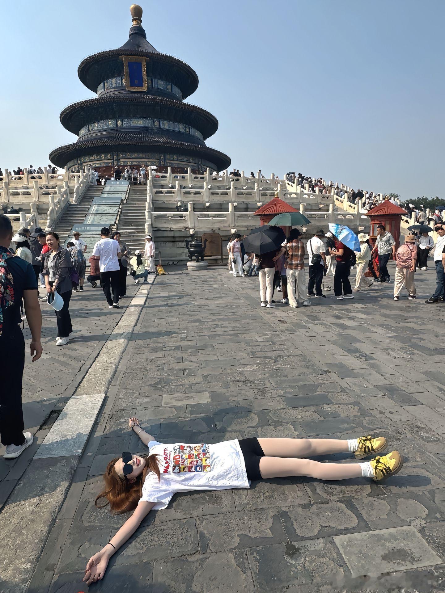 天坛门口一躺！就喜欢这种洒脱的游客照~ ​​​