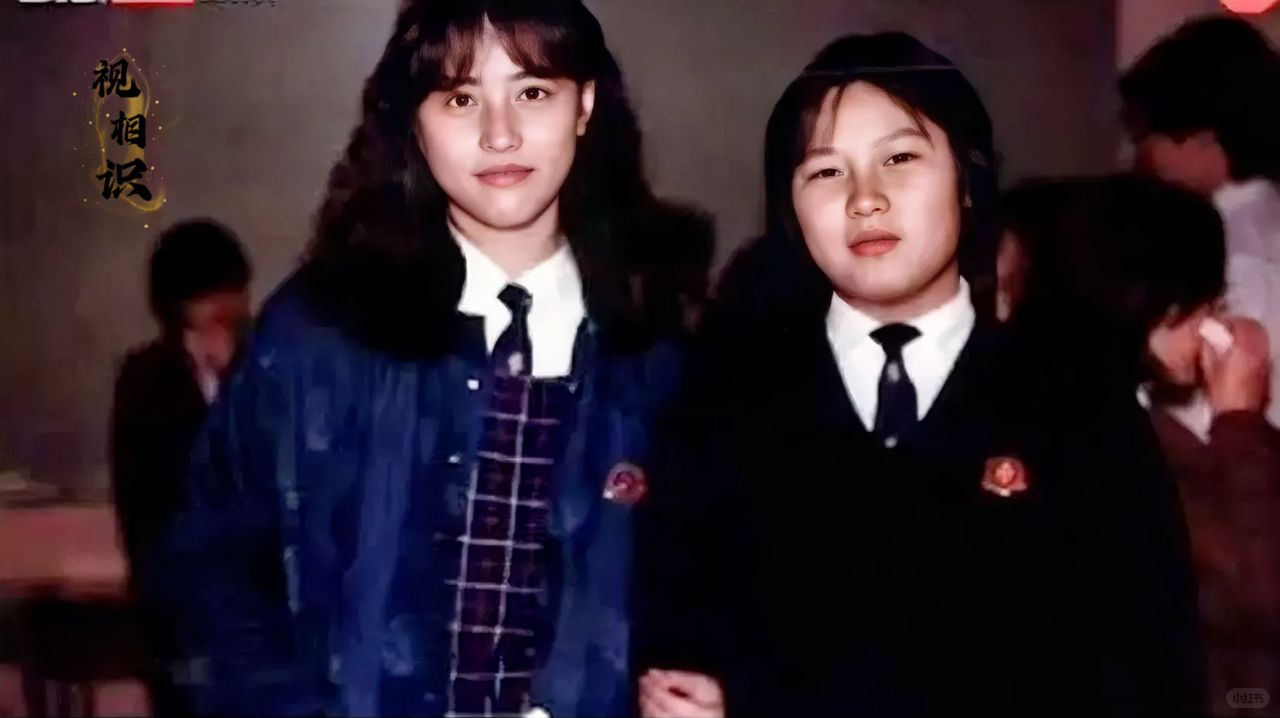 80年代初，还在读中学的周海媚和同学的合影，此时的她留着一头卷发，面容青涩而纯真...