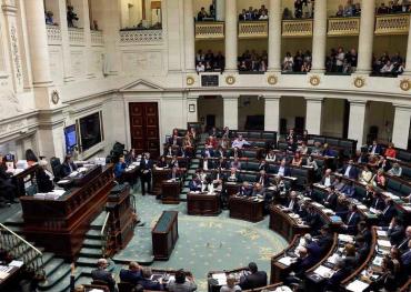 咱们先琢磨琢磨，法律和标准这东西到底有多重要？它就像一个家的家规，一个国家的骨架