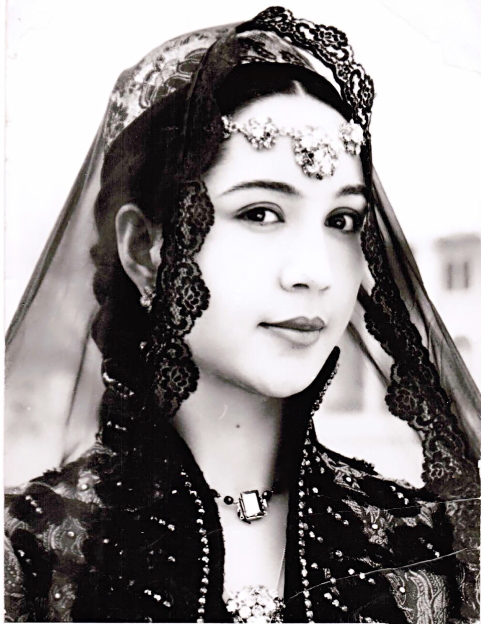 【来自投稿】1986年电影《美人之死》中维吾尔族女演员胡尔西德·吐尔地饰演的反派
