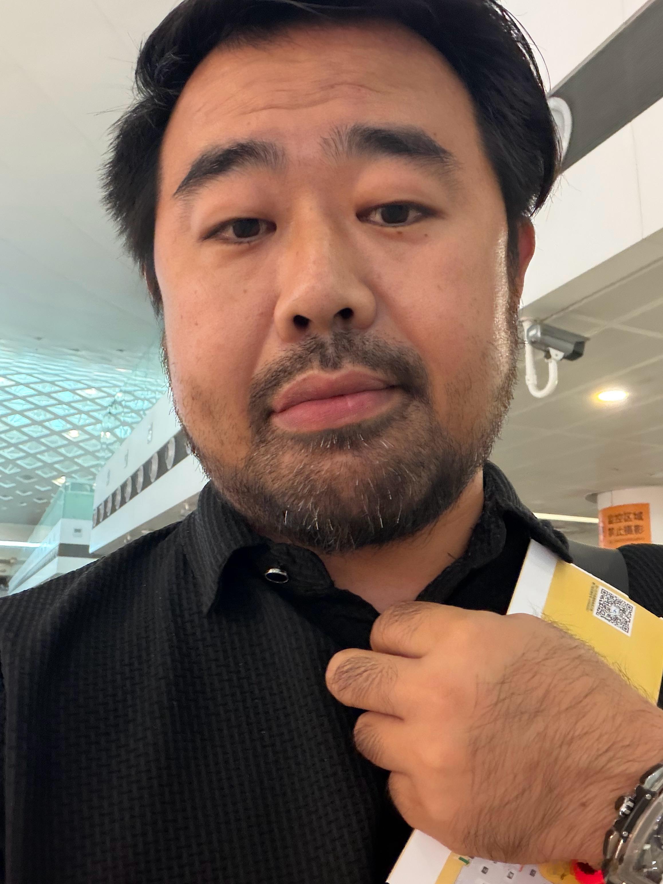 天塌了啊兄弟们！刚过安检的时候这个口子掉了，现在衣领就这么敞着，跟二流子一样