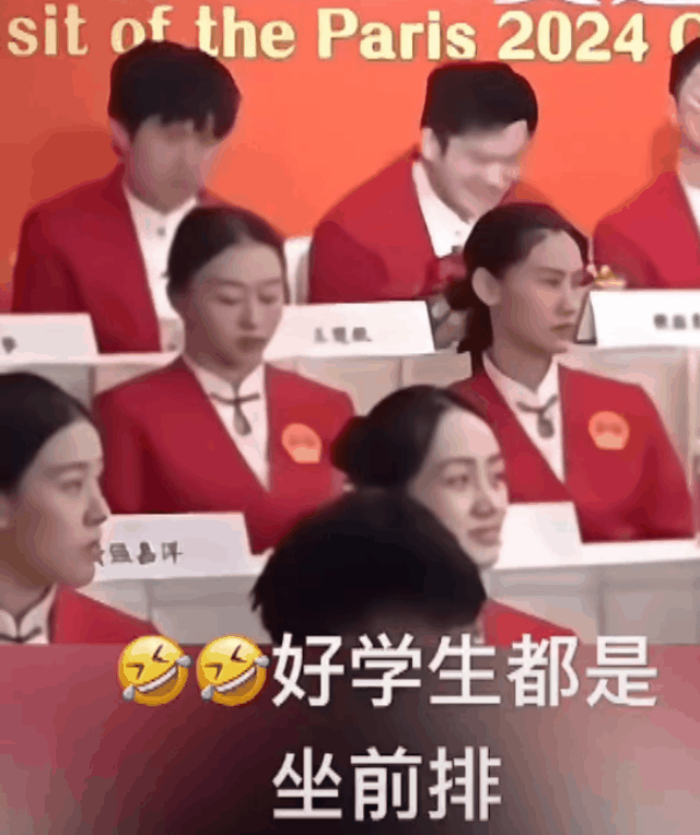 都说上学时好学生都是坐第一排的，
最后一排坐的都是嘻嘻哈哈的坏小子，
你们看像不