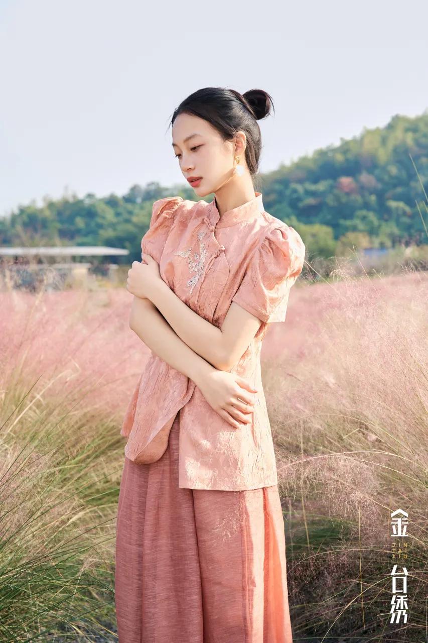 丝韵卷容
丝丝纤维，蜿蜒成诗
卷草生花，品味从容
上衣
半裙