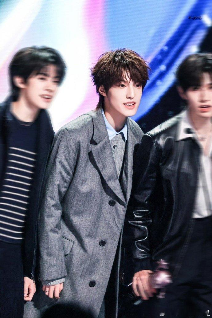 张泽禹出道后的第一个奖对张泽禹来说，今天的奖项不仅是过去努力的回报，更是未来继续