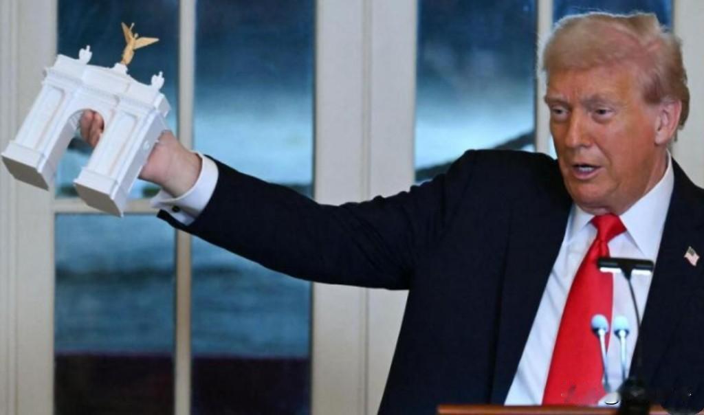 特朗普，要准备造“凯旋门”了
4月10号，他宣布，已提交了设计方案。
这座拟在华