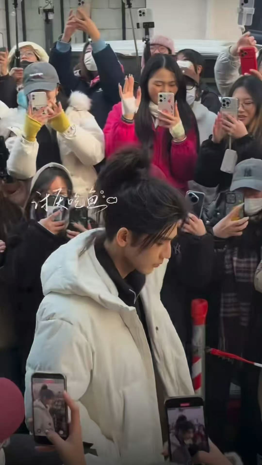 张凌赫高马尾意气风发张凌赫高马尾造型路透 张凌赫归鸾高马尾路透，意气风发帅得太超