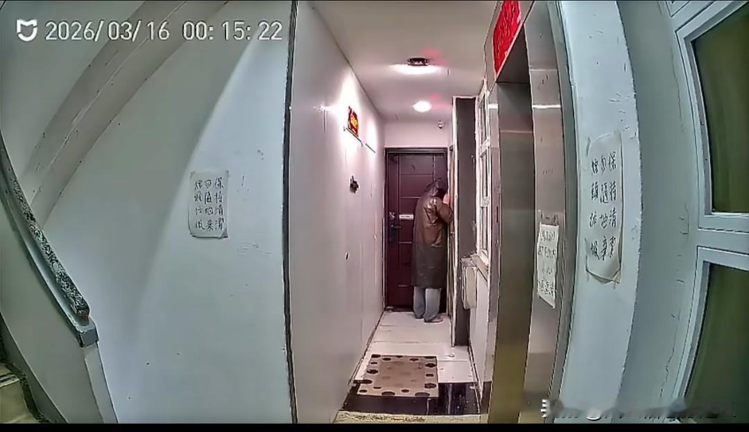 Beyond乐队专属的练歌房“二楼后座”录音室，即将面临拆除；近日不少歌迷来到这