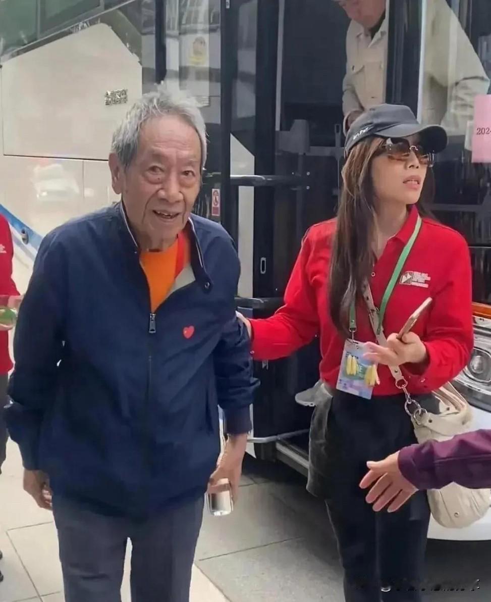 王奎荣老了也跟我们身边的大部分老年人一样，走路的身姿没有那么挺拔，旁边得需要有人