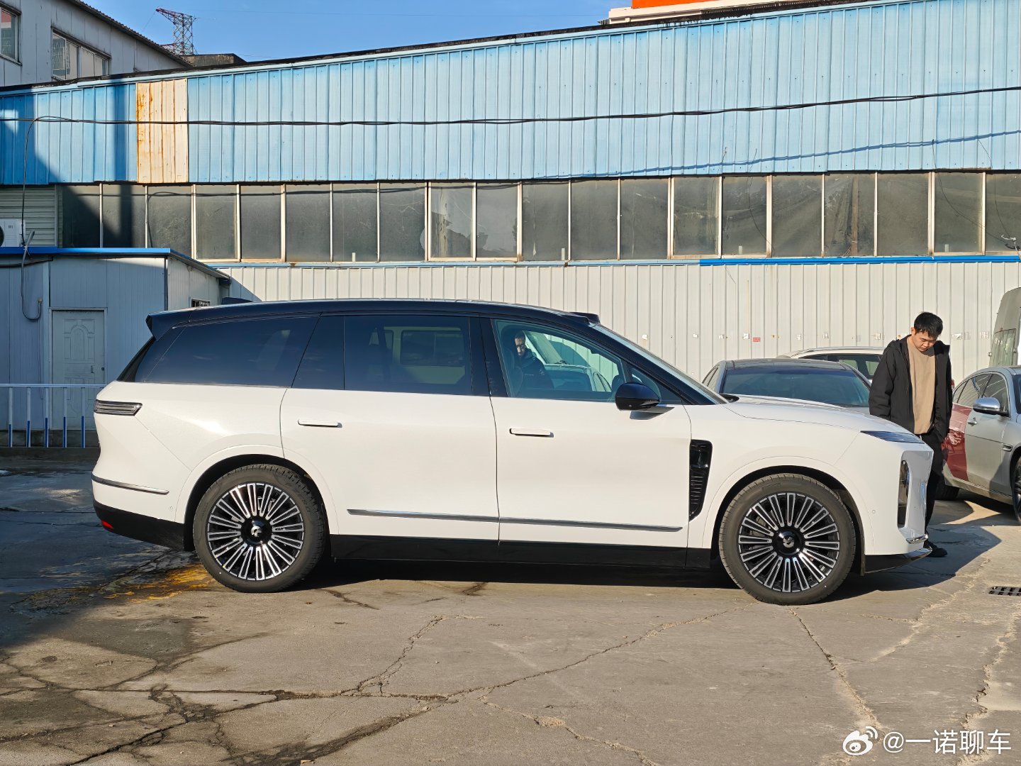 送去贴个车衣跟玻璃膜 上一台et5t 我哥们儿送了一套车衣给我 这次有点不好意思