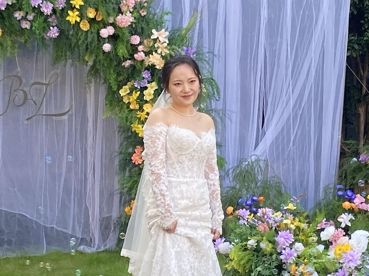 草坪婚礼，既浪漫又清新，自然风景下婚礼更让讲书和新郎新娘自然发挥，在这浪漫的一刻