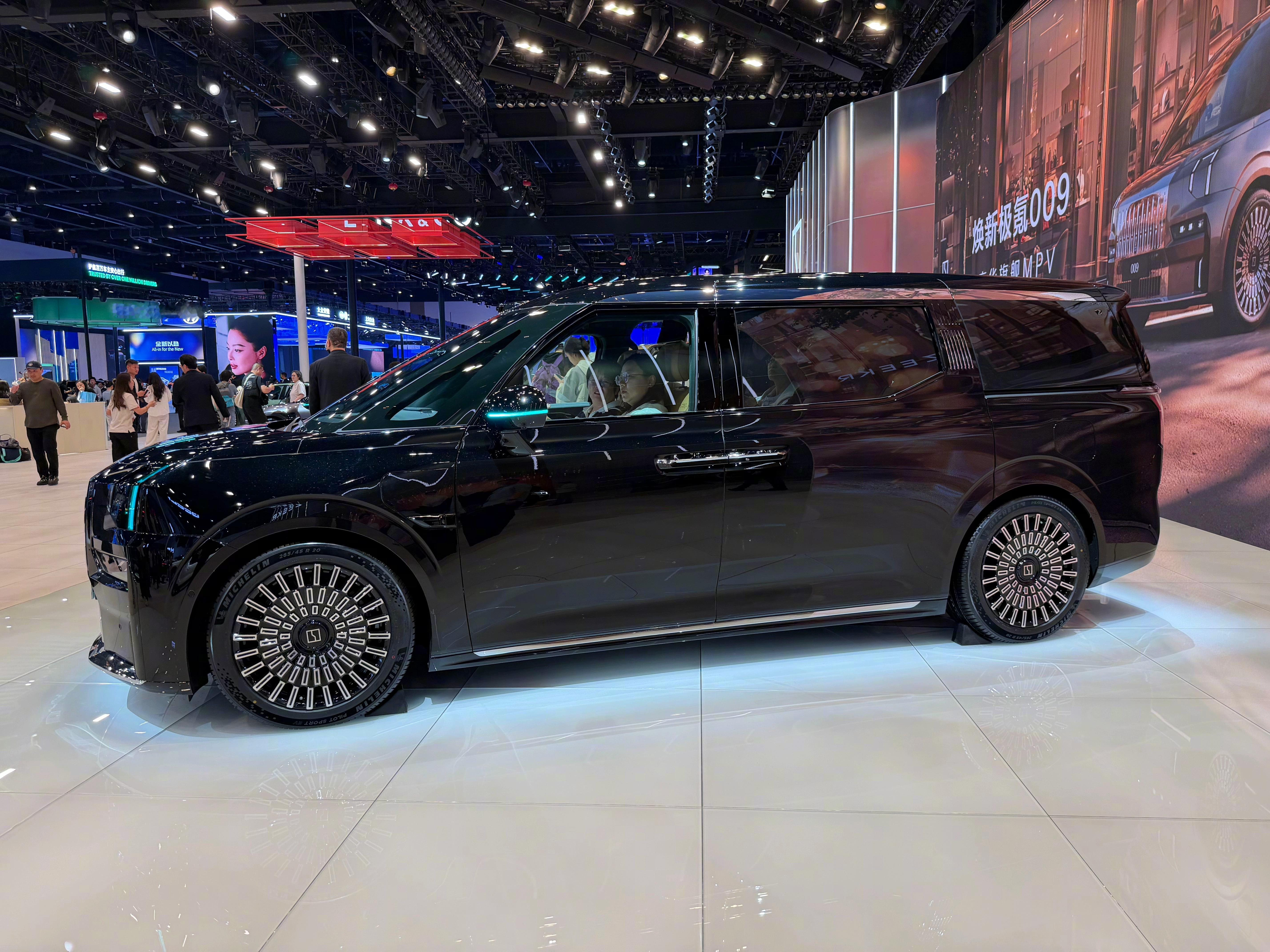 新款极氪009。升级点：全栈900V平台，NVIDIA DRIVE Thor-U