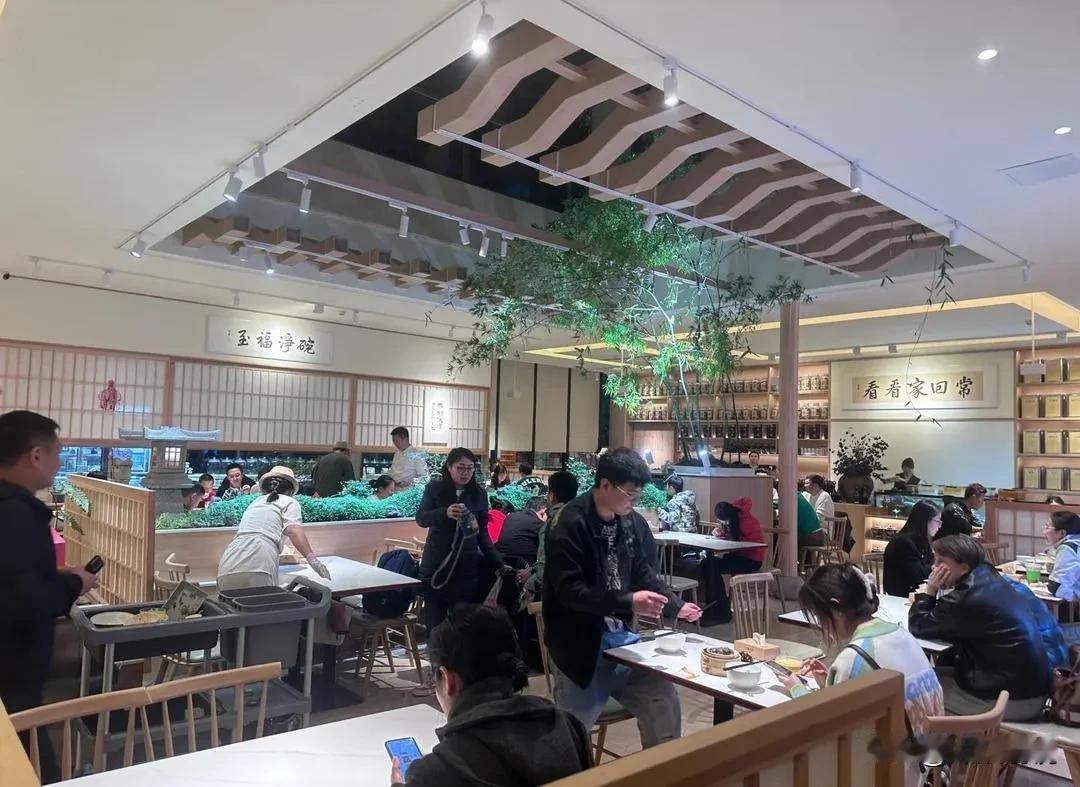 开在家门口的社区食堂 

   “梅菜扣肉、过油肉、红烧排骨、蒸凤爪、虾饺……当