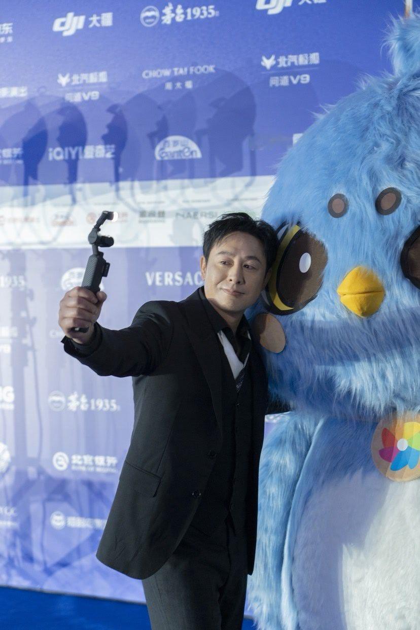 你有没有发现今年北影节的亮点？互动区自拍同框合影的明星多了个共同点，大家手里都举