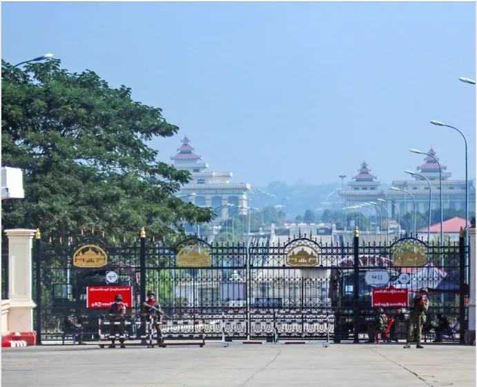 缅媒报道，内比都议会4号入口发生警察之间斗殴引发枪击事件，致3名警察死亡。
消息