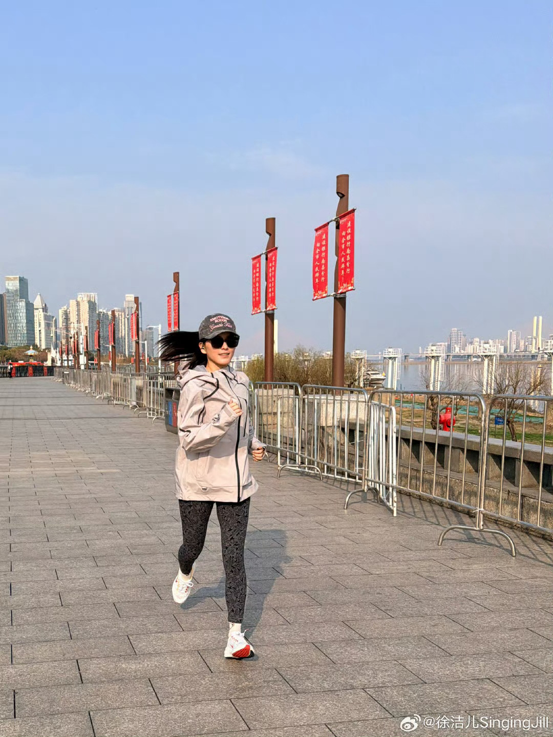 徐洁儿被王俊凯当成运动员哈哈哈哈哈，王俊凯也太可爱了，居然把徐洁儿当成了运动员，