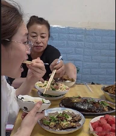 小故事！
    王百万 终于回家啦。大壮和王百万 的拉锯战拉了一两个多月，王百