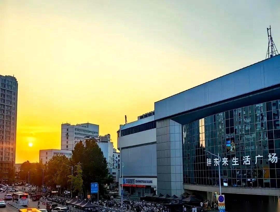 许昌那家店说关就关，但最稳的，可能不是老顾客，反而是房东。
一张24年的长租合同