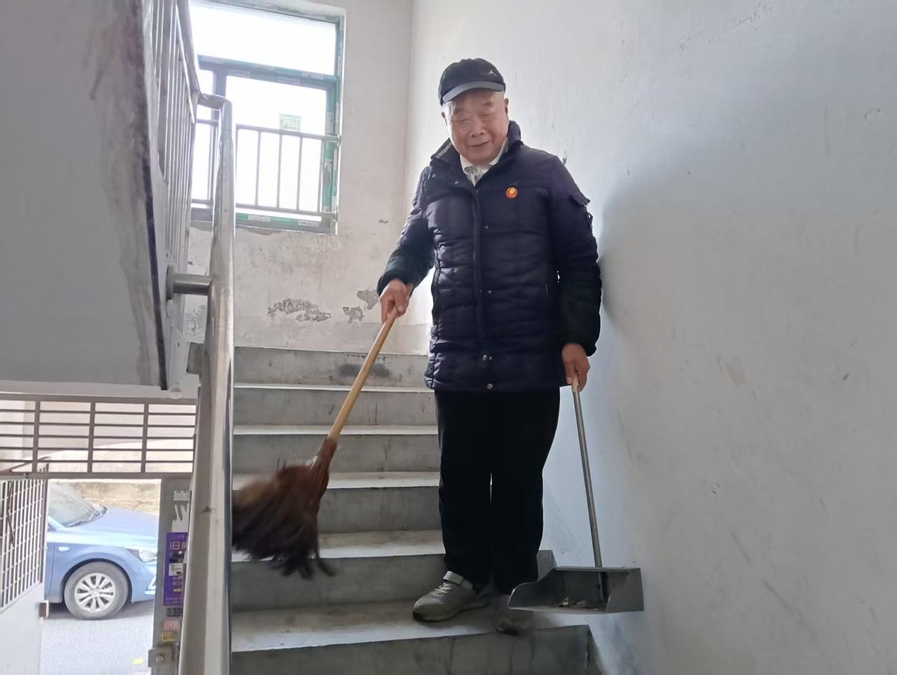 闲不住的八旬老人——谭献德
 
【导语】
在湘潭，有这样一位老党员：他曾用青春建