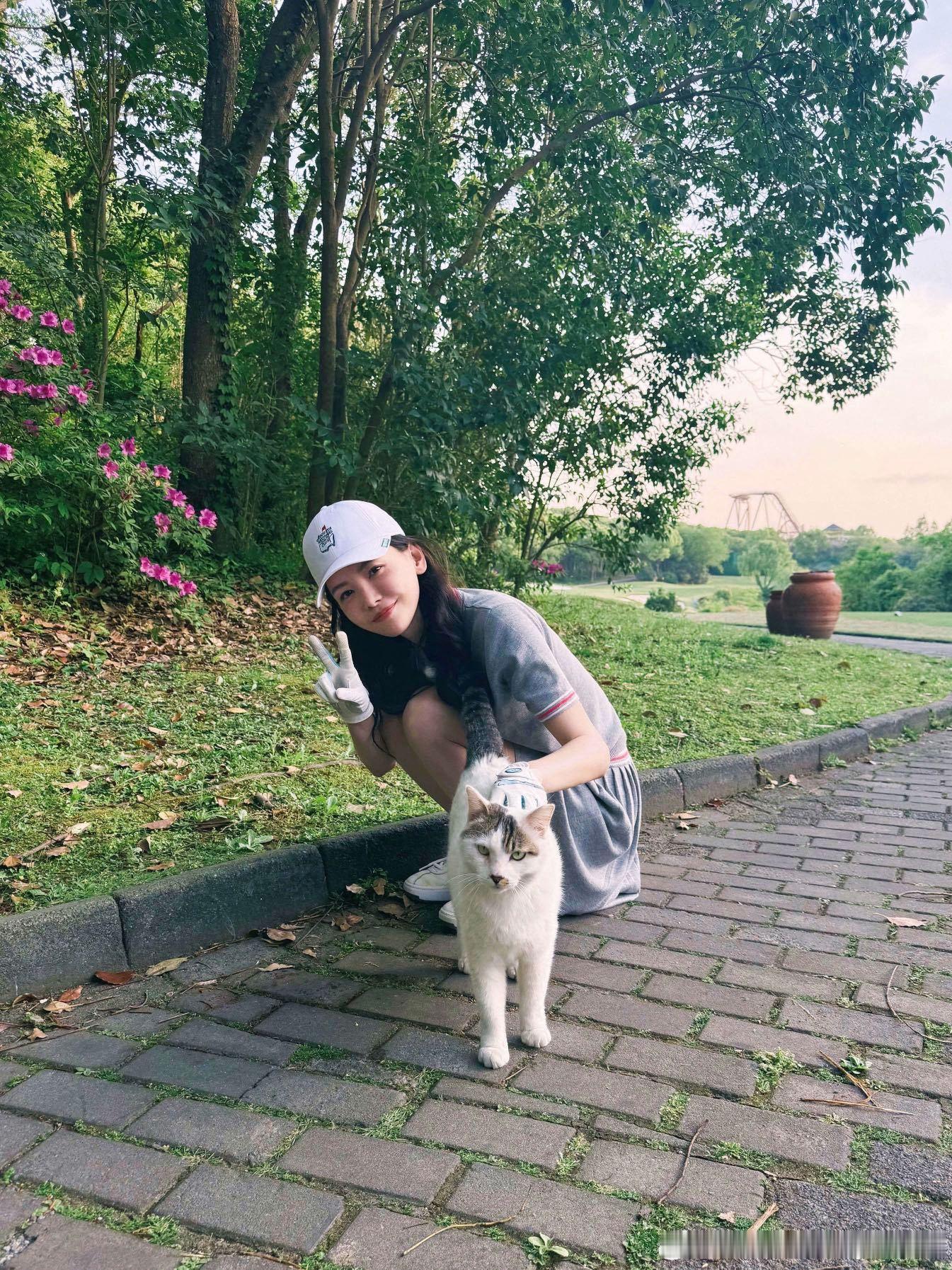 真的是太有爱了吧，猫猫很可爱，文文也很可爱呀～～ ​​​