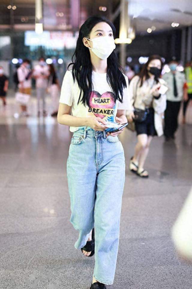章若楠紧身牛仔裤写真真刷屏。简单穿搭为啥能收割全网目光？