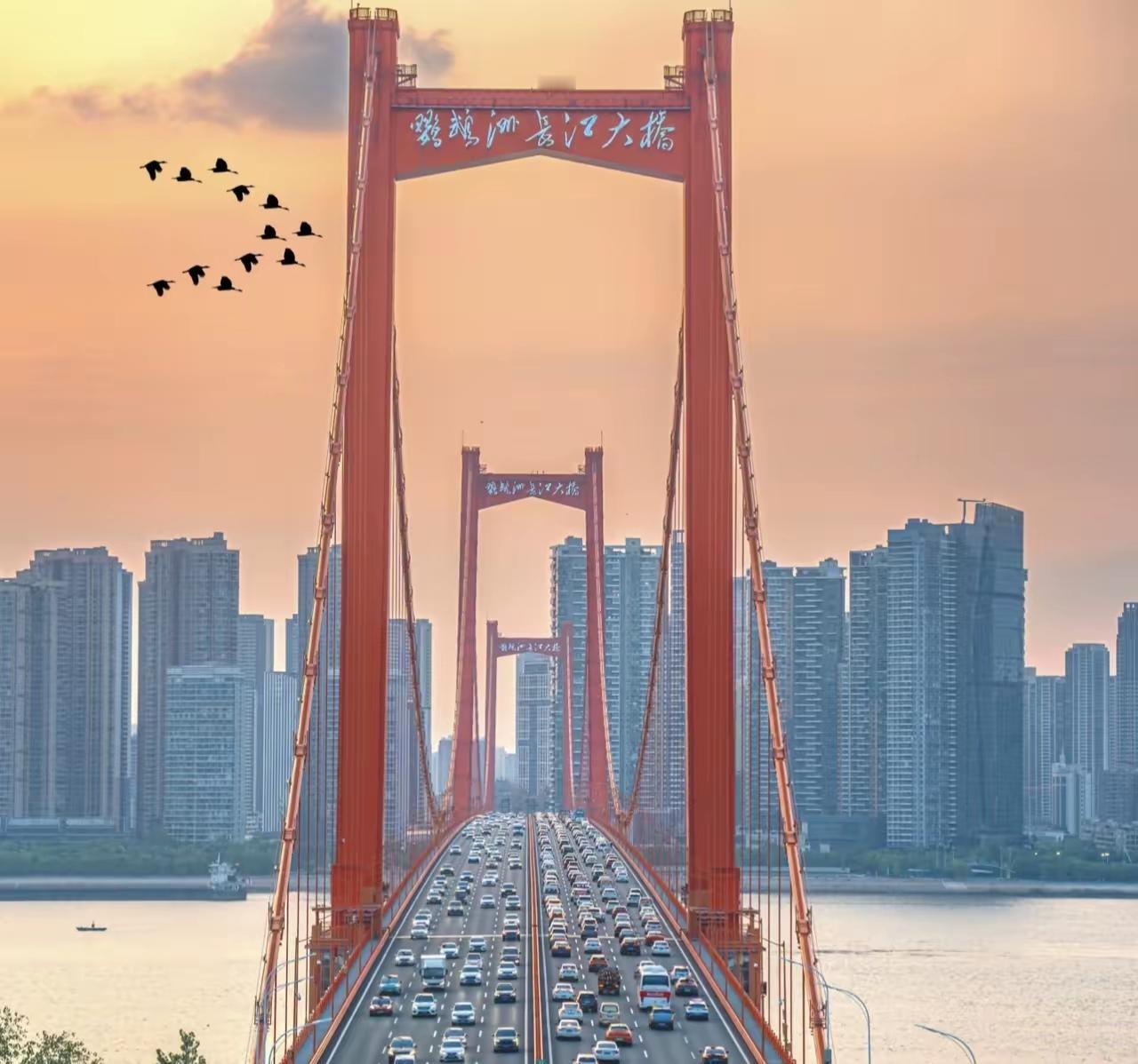 很难想象，十余年前，这里还是另一番模样——30多座砂石码头盘踞江岸，运砂车呼啸而