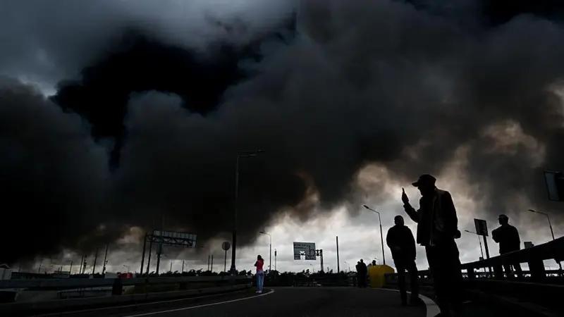 乌克兰千架无人机突袭俄本土，莫斯科炼油厂再遭重创，“黑雨”落下，机场瘫痪。这场战