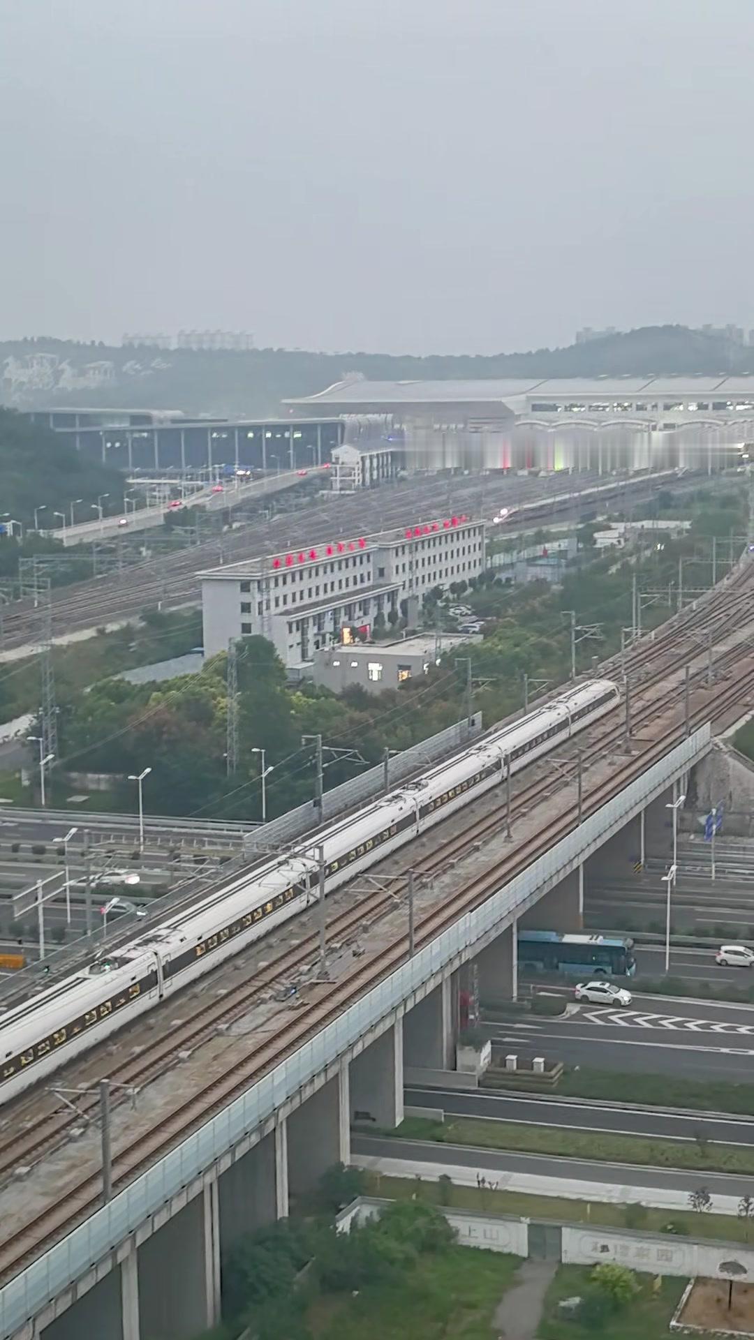 🚄京沪、徐兰高铁同日罕见相遇，金凤凰与龙凤呈祥双线进出站，这画面太震撼！

?