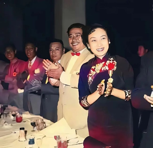 1955年，胡蝶应邀参加蒋介石70岁庆生活动，留下一张少见的留影 