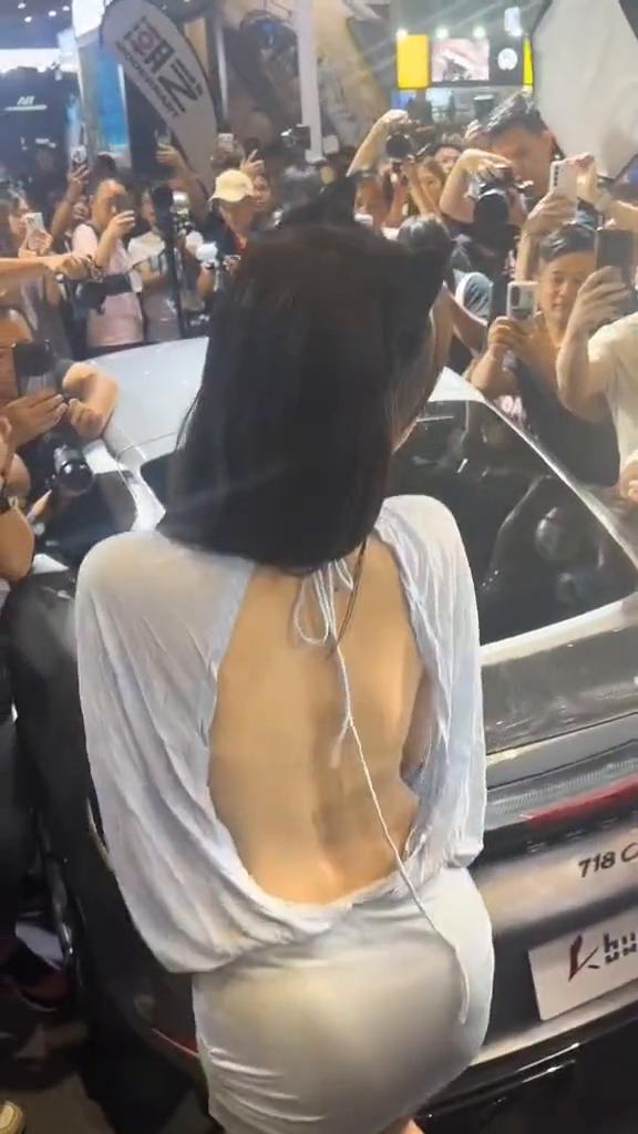 漂亮，后面别挤了，别动，大家都别动了，给我一个。