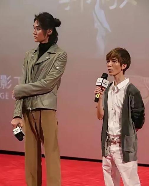 十五年了，他靠抄来的东西赚了十几个亿，一分道歉不给。直到去年，156个导演编剧联