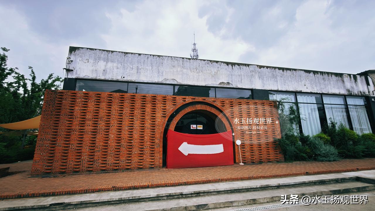 总有人说小城难寻兼具美学与烟火的去处，直到我走进丹阳荒室咖啡，才懂得安静巷弄里藏