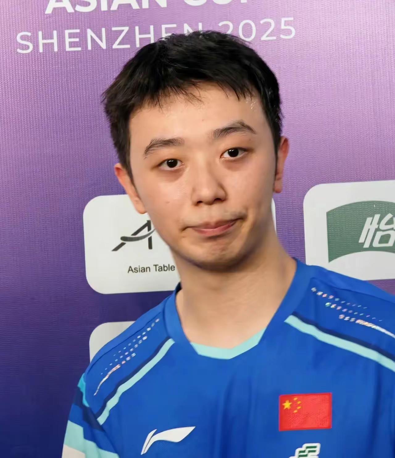 这名裁判可以开除了！

一场关键的男单16强赛，陈垣宇对阵小勒布伦。决胜局10-