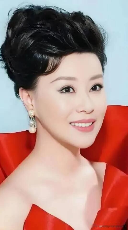 她虽然没有长的像宋祖英那样国色天香的美貌，但她气质佳，我觉得她的气质比陈思思好一