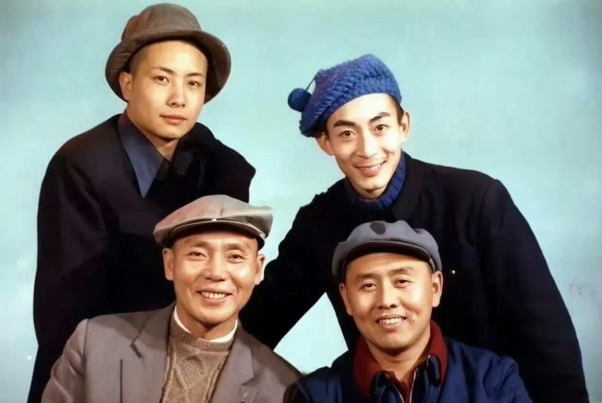 他们扮上角色后无人不晓，换上便装又泯然于人。
……
大家能一眼看出这四位明星都是