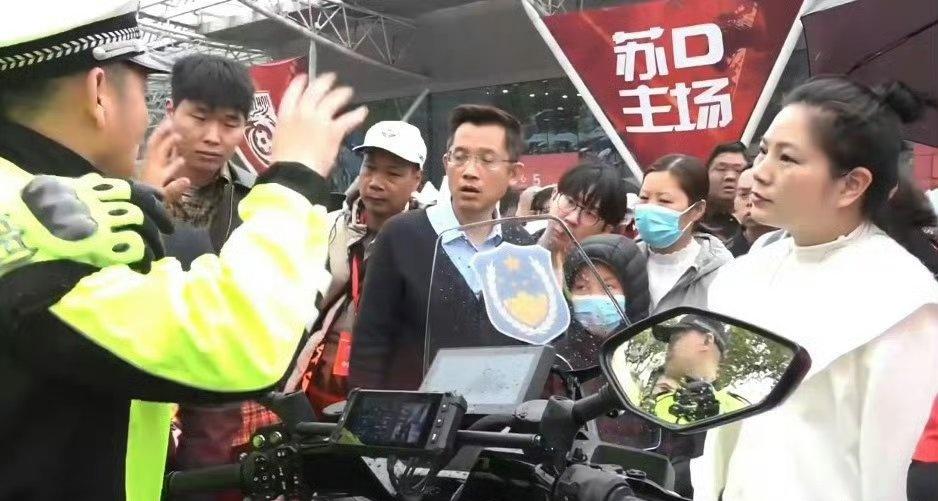原来警用电动摩托这么圈粉，安静不扰民，亲和力拉满，执勤帅气又贴心，必须点赞。