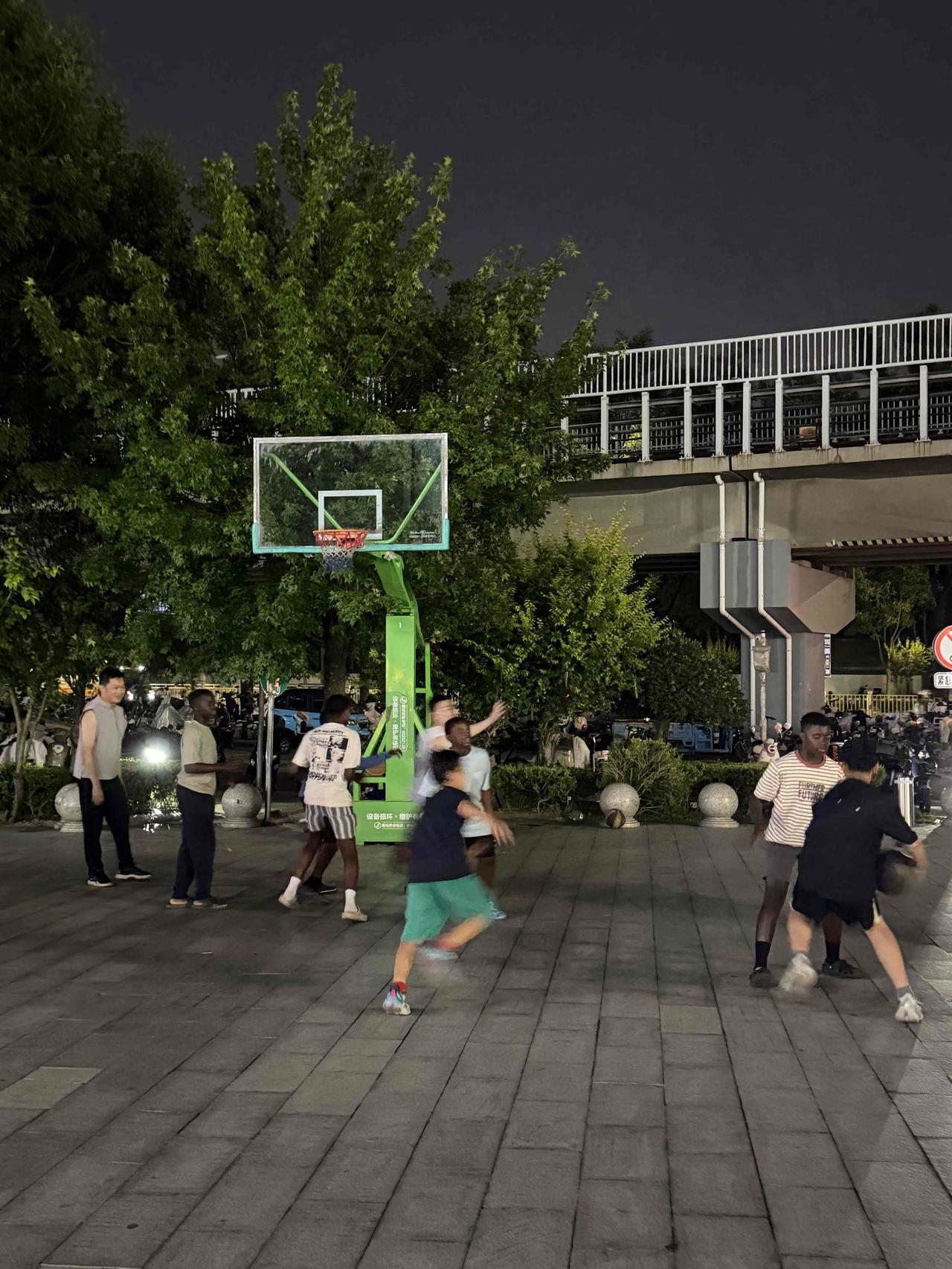 夜晚的篮球场，灯光下挥洒汗水，青春的激情在跳跃中绽放。城市篮球场 灯光下的运动场