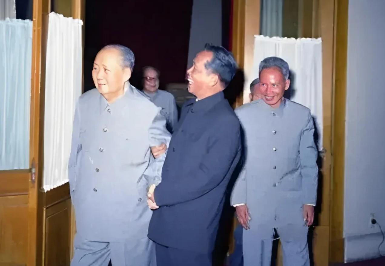 1973年6月5日，气色红润的毛主席，在人民大会堂接见越南劳动党第一书记黎笋、越