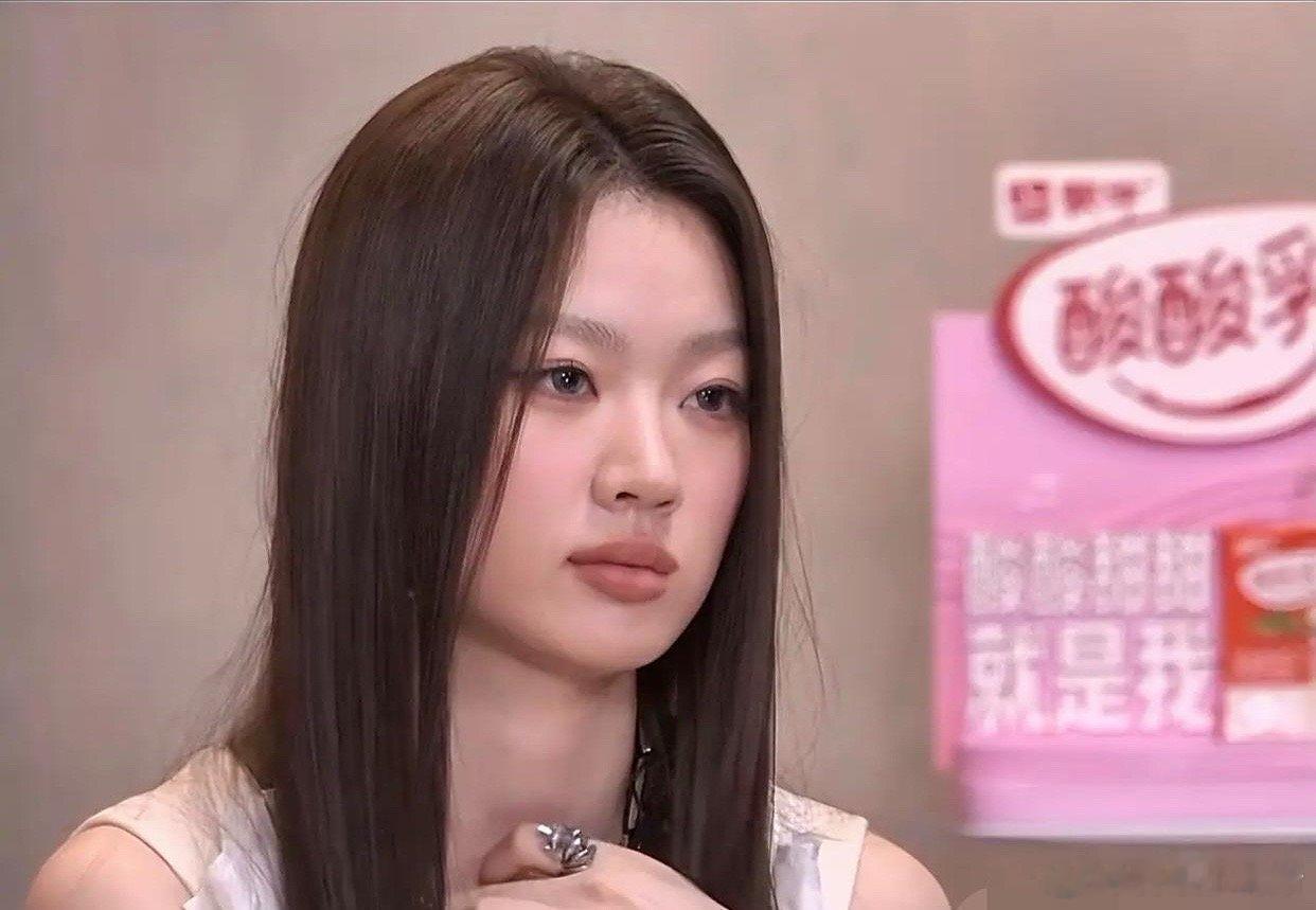 单依纯怕是得躲在被窝里哭鼻子咯。这可不是因为她在歌手比赛里成绩倒数，而是这一期，