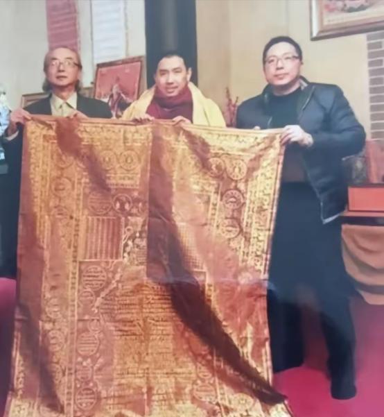 2005年，一件旧袈裟在北京拍卖，却无人问津，一男子觉得蹊跷，花9万买下。回家后