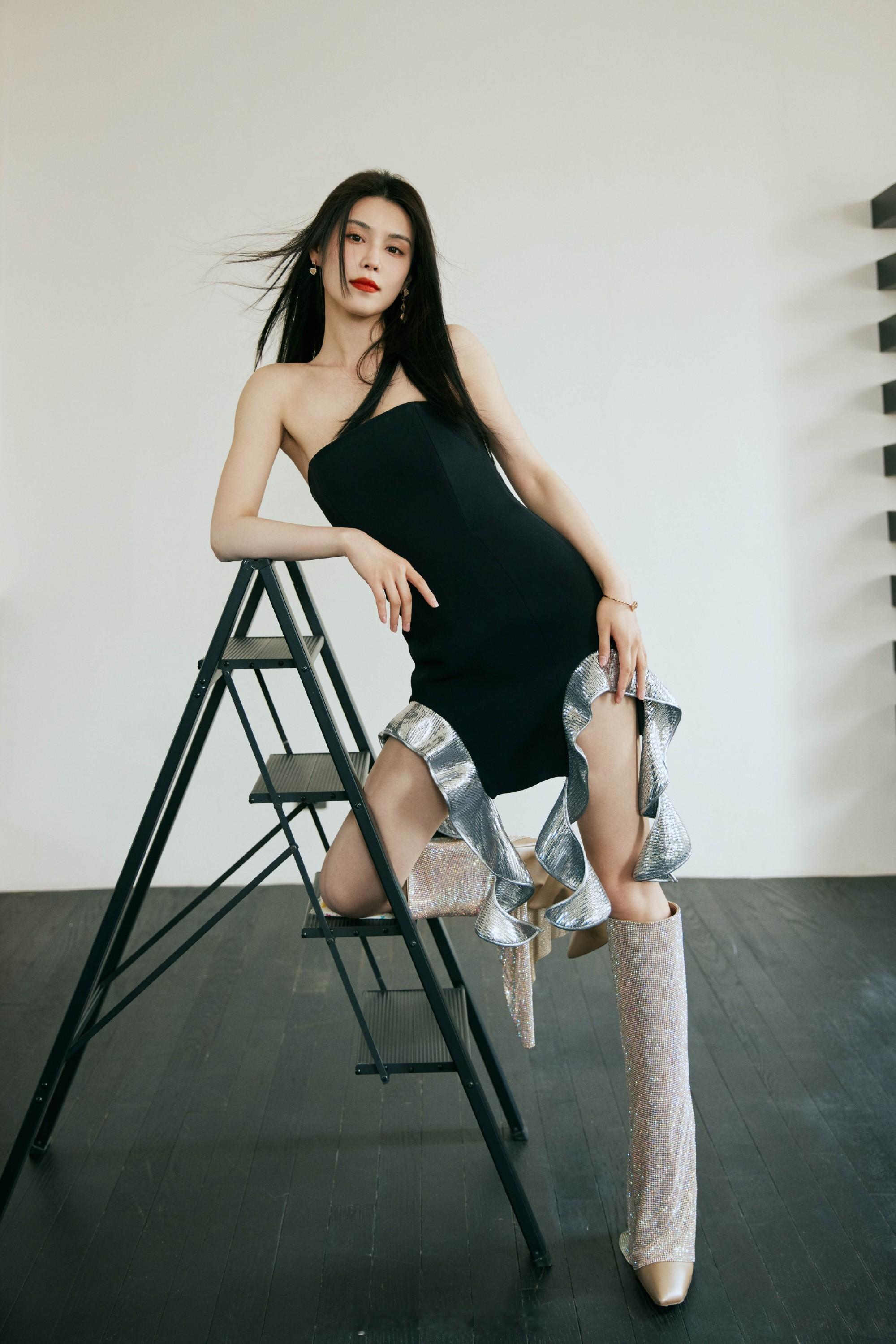 韩丹桐黑长直造型 