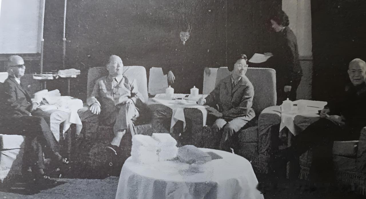 病重的毛主席讨厌照相，喊话摄影师“出去”！

上面两张看似一模一样的照片，拍于1