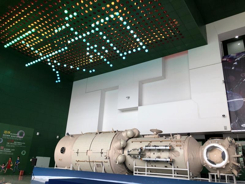 中国空间站对全球开放意义重大。过去，中国参与国际空间站合作被拒，美国还立法禁止与