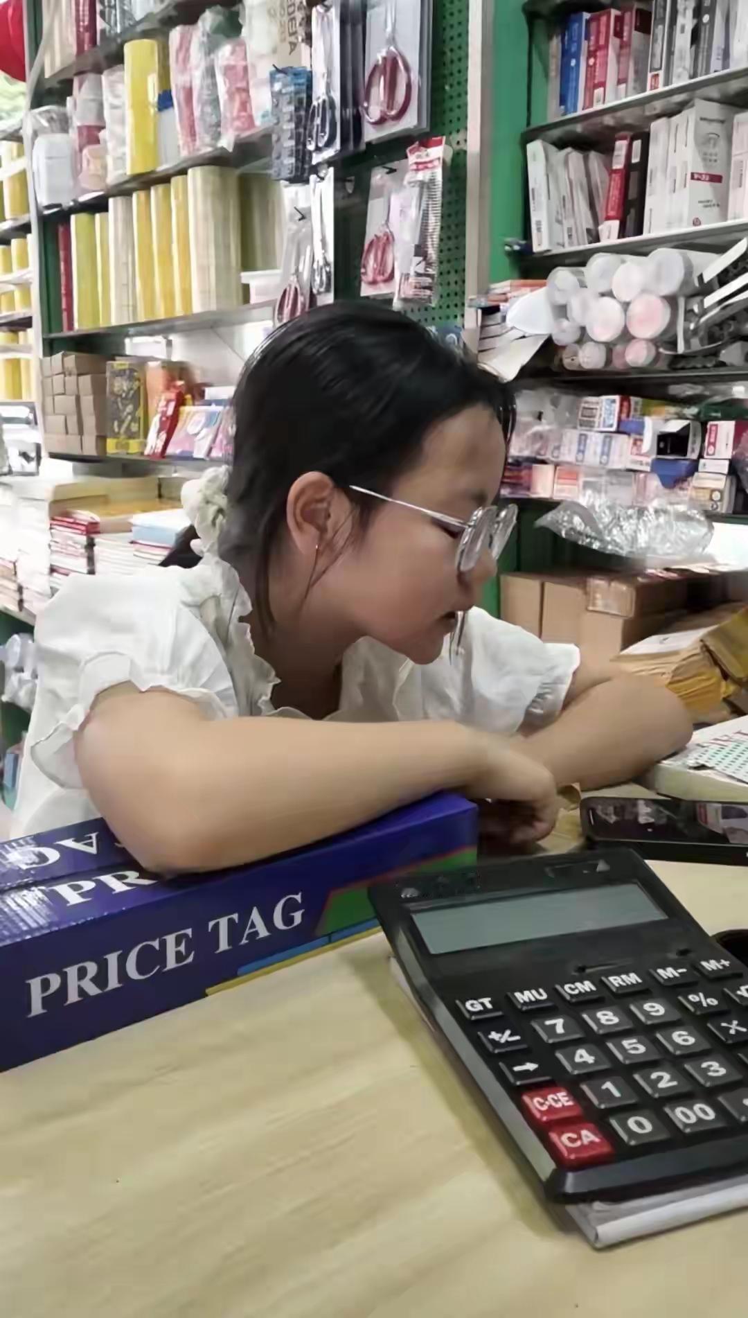 最近，一段“12岁女孩用英语帮妈妈卖文具”的视频火了。小女孩在摊位前落落大方地用