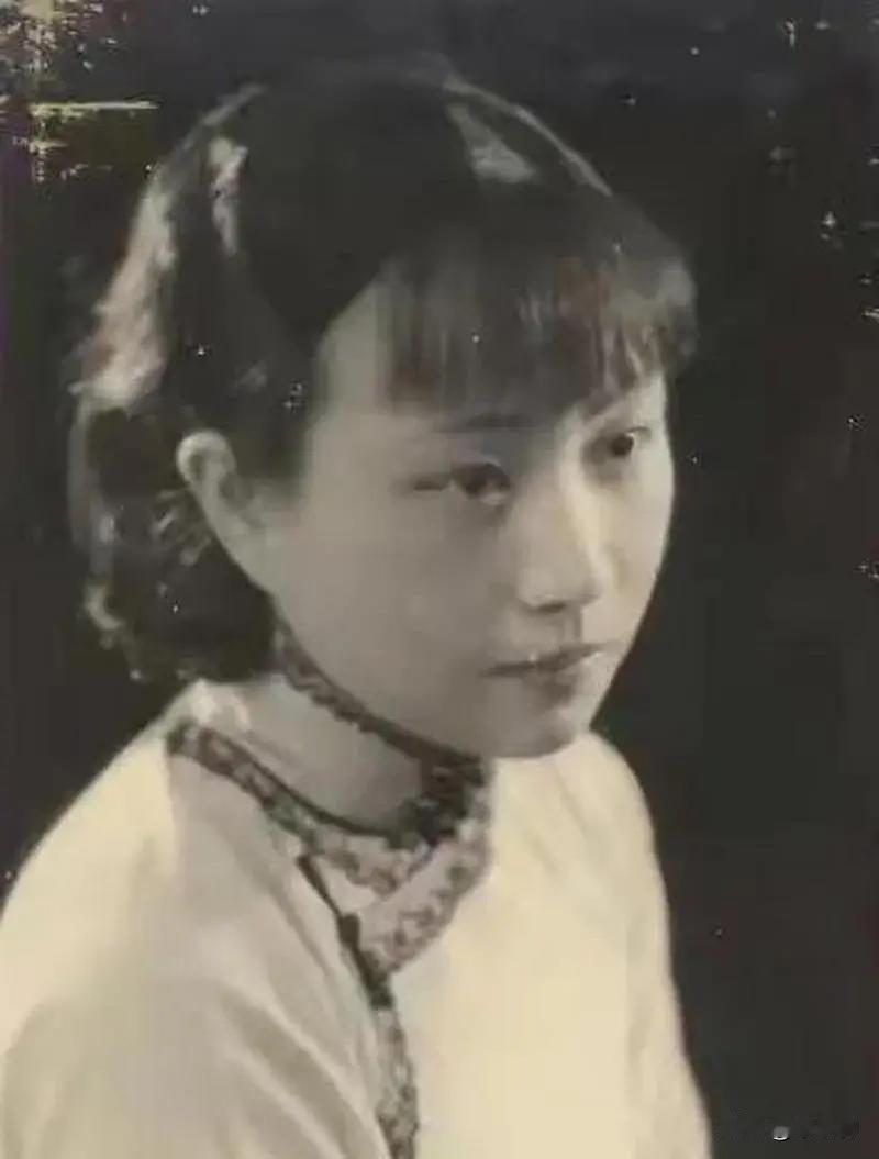 1925年，陈诚回家奔丧，7年不见的妻子，想与他同房。不料，刚到床上，就被他一脚