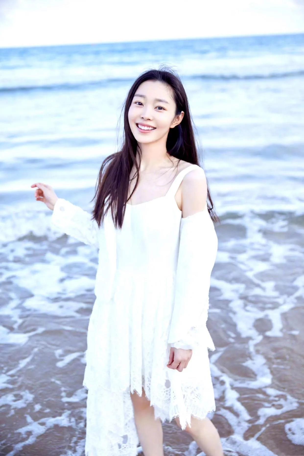宋轶穿裙子在海边晒日光浴，可能是嫌弃自己太白了，想给自己晒出来一点小麦色。可你别