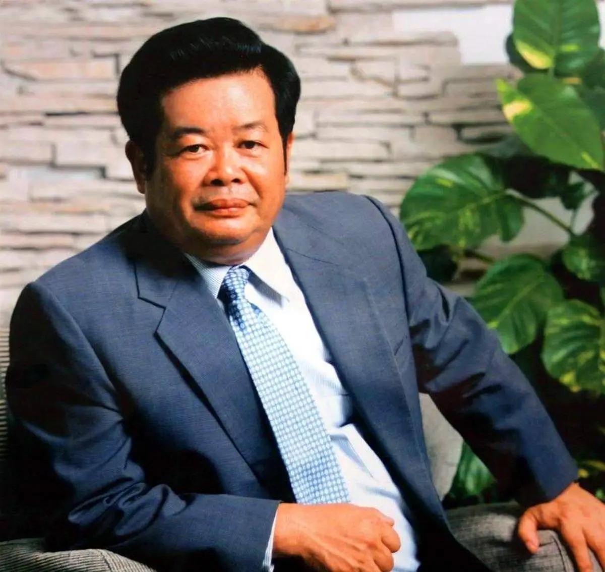 真没想到，曹德旺抽一包烟花掉的就是普通人一天的工资，手机也贵得让人吃惊。
 
网