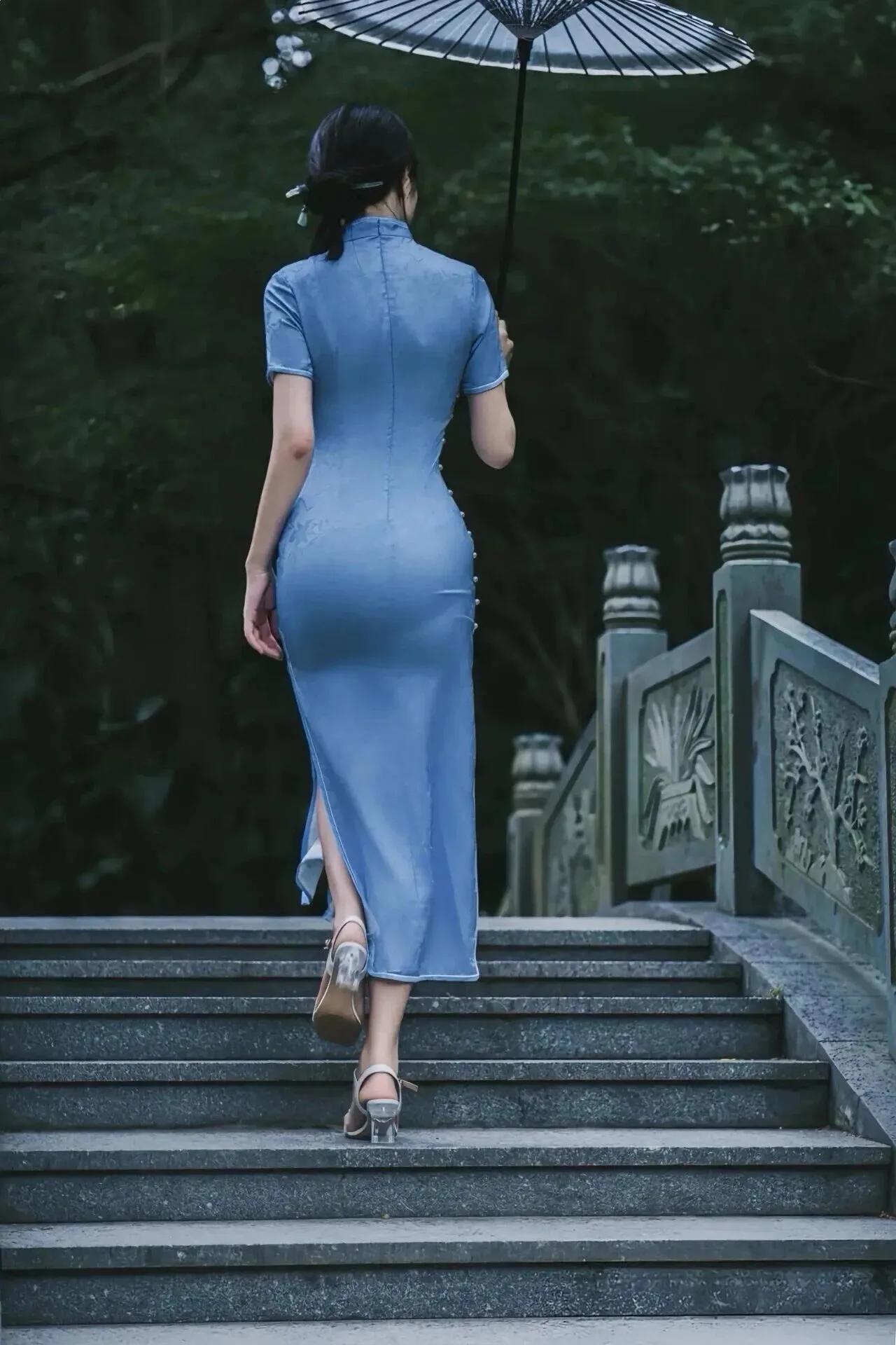 烟径寂，翠霭绕雕栏。
绮袖含香撑纸伞，拾阶寻梦入江南。
风软惹清欢。
晒图笔记大