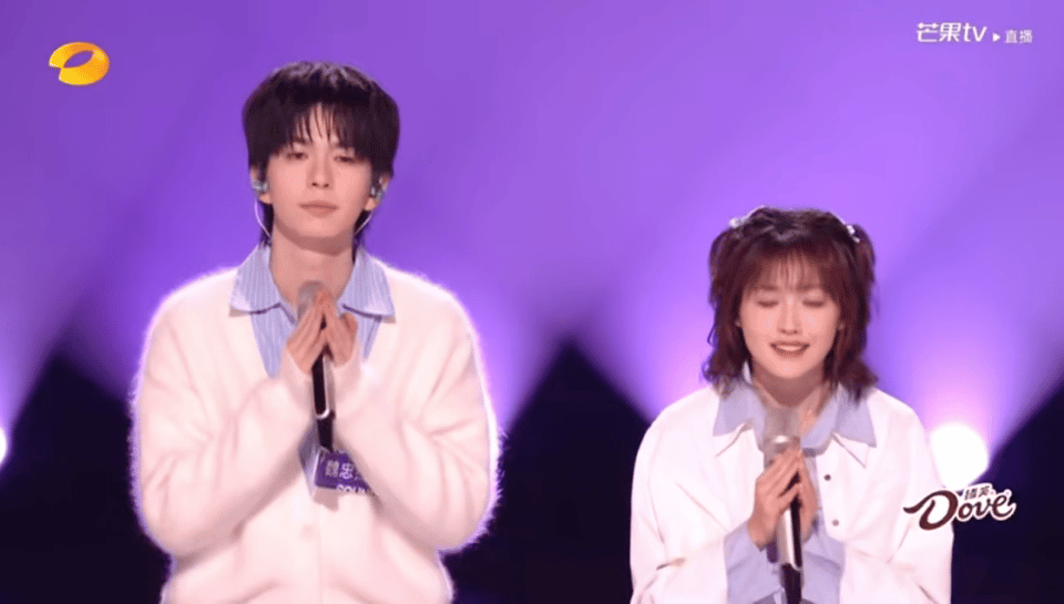 魏忠杰许嘉芸《友情卡片》舞台上的默契配合，那姐都忍不住嗑糖，师姐师弟这对我先嗑为